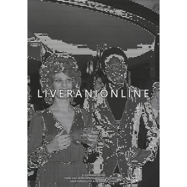 NEG-RETROSPETTIVA IVA ZANICCHI CANTANTE NELLA FOTO IVA ZANICCHI NELL\'ANNO 1970 A MILANO MANIFESTAZIONE DISCO D\'ORO IN TERRAZZA MARTINI AG ALDO LIVERANI SAS 