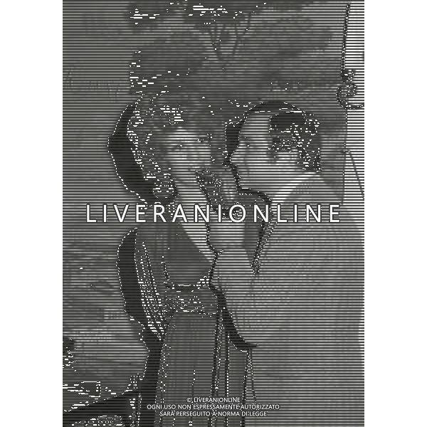 NEG-RETROSPETTIVA IVA ZANICCHI CANTANTE NELLA FOTO IVA ZANICCHI NELL\'ANNO 1970 A MILANO MANIFESTAZIONE DISCO D\'ORO IN TERRAZZA MARTINI AG ALDO LIVERANI SAS 