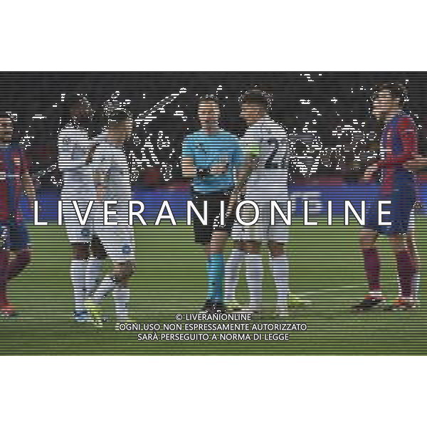 TVRG Barcellona vs Napoli nella foto proteste Napoli con l\'arbitro Danny Makkelie (NED) Barcellona (SPA) 12-03-2024 Stadio Olimpico Lluis Companys UEFA Champions League - ottavi di finale gara di ritorno foto Roberto Garavaglia/Agenzia Aldo Liverani sas/AGENZIA ALDO LIVERANI SAS