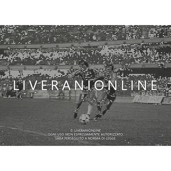 NEG-07-03-1982 VERONA CAMPIONATO DI CALCIO SERIE B VERONA-VARESE 3-1 NELLA FOTO ADRIANO FEDELE-VINCENZO DI GIOVANNI AG ALDO LIVERANI SAS