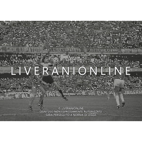 NEG-07-03-1982 VERONA CAMPIONATO DI CALCIO SERIE B VERONA-VARESE 3-1 NELLA FOTO MIICHELANGELO RAMPULLA E MAURO GIBELLINI AG ALDO LIVERANI SAS