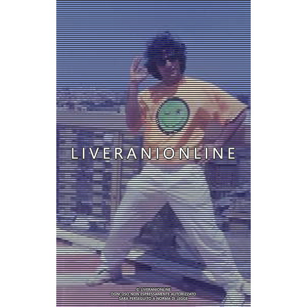 DIAP-RETROSPETTIVA ROSARIO TINDARO FIORELLO SHOWMAN-IMITATORE -COMICO E CANTANTE NELLA FOTO ROSARIO TINDARO FIORELLO A RADIO DJ ANNO1989 AG ALDO LIVERANI SAS 