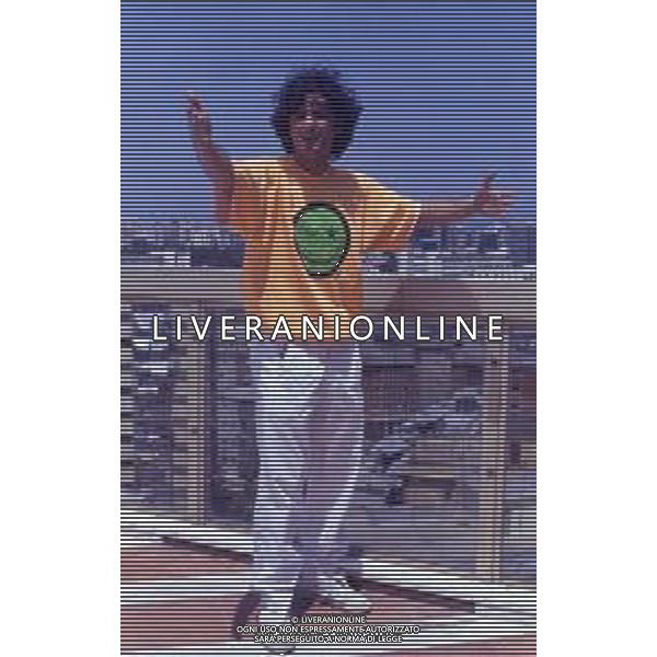 DIAP-RETROSPETTIVA ROSARIO TINDARO FIORELLO SHOWMAN-IMITATORE -COMICO E CANTANTE NELLA FOTO ROSARIO TINDARO FIORELLO A RADIO DJ ANNO1989 AG ALDO LIVERANI SAS 