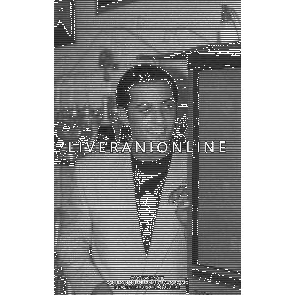 NEG-RETROSPETTIVA ROSARIO TINDARO FIORELLO SHOWMAN-IMITATORE -COMICO E CANTANTE NELLA FOTO ROSARIO TINDARO FIORELLO NELL\'ANNO 1992 A MILANO AG ALDO LIVERANI SAS 