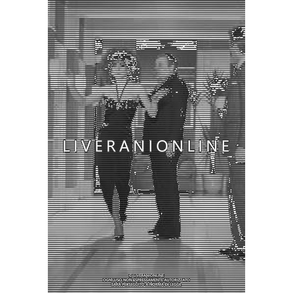 Neg- RETROSPETTIVA MARIO MEROLA CANTANTE NELLA FOTO CON CARMEN RUSSO OSPITE DELLA TRASMISSIONE TELEVISIVA \'GRAND HOTEL\' NELL\'ANNO 1986 AG ALDO LIVERANI SAS