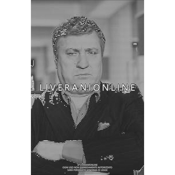 Neg- RETROSPETTIVA MARIO MEROLA CANTANTE NELLA FOTO OSPITE DELLA TRASMISSIONE TELEVISIVA \'GRAND HOTEL\' NELL\'ANNO 1986 AG ALDO LIVERANI SAS