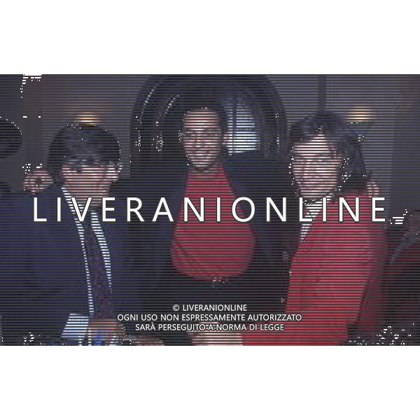 DIAP-RETROSPETTIVA ROSARIO TINDARO FIORELLO SHOWMAN-IMITATORE -COMICO E CANTANTE NELLA FOTO ROSARIO TINDARO FIORELLO CON CLAUDIO CECCHETTO NELL\'ANNO 1993 A MILANO  AG ALDO LIVERANI SAS  