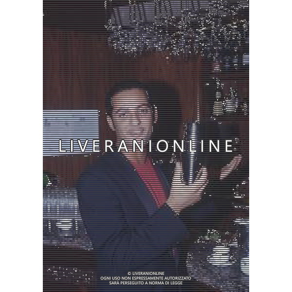 DIAP-RETROSPETTIVA ROSARIO TINDARO FIORELLO SHOWMAN-IMITATORE -COMICO E CANTANTE NELLA FOTO ROSARIO TINDARO FIORELLO NELL\'ANNO 1993 A MILANO  AG ALDO LIVERANI SAS  