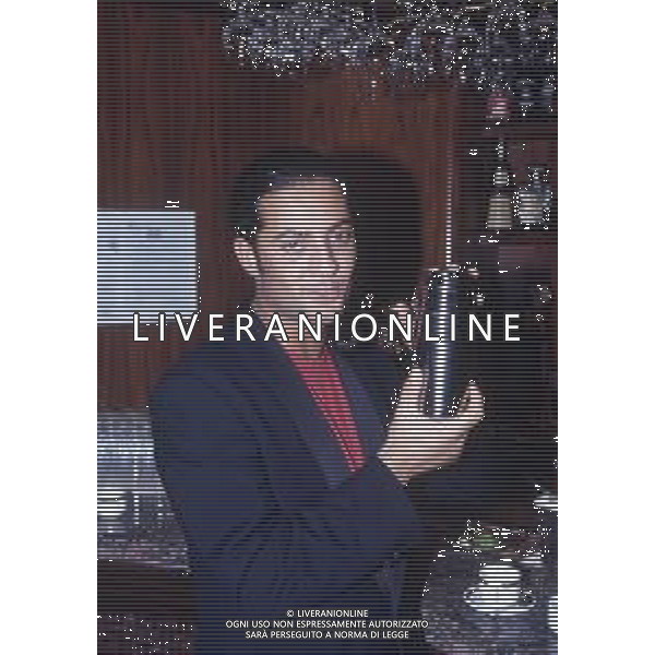 DIAP-RETROSPETTIVA ROSARIO TINDARO FIORELLO SHOWMAN-IMITATORE -COMICO E CANTANTE NELLA FOTO ROSARIO TINDARO FIORELLO NELL\'ANNO 1993 A MILANO  AG ALDO LIVERANI SAS 