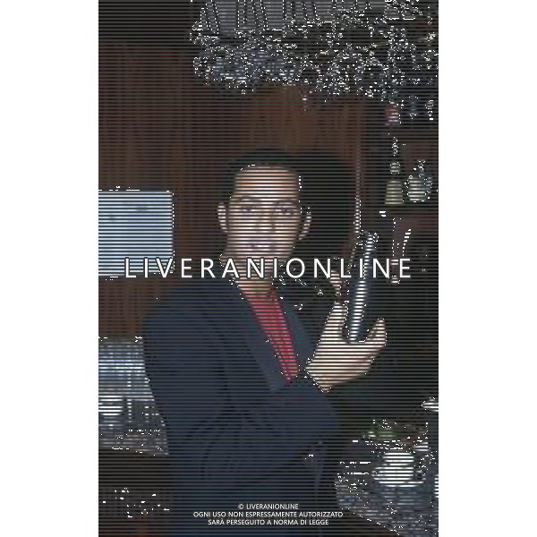DIAP-RETROSPETTIVA ROSARIO TINDARO FIORELLO SHOWMAN-IMITATORE -COMICO E CANTANTE NELLA FOTO ROSARIO TINDARO FIORELLO NELL\'ANNO 1993 A MILANO  AG ALDO LIVERANI SAS 