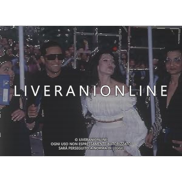 DIAP-RETROSPETTIVA ROSARIO TINDARO FIORELLO SHOWMAN-IMITATORE -COMICO E CANTANTE NELLA FOTO ROSARIO TINDARO FIORELLO CON LUANA COLUSSI ALLA PREMIAZIONE DEI TELEGATTI MILANO NELL\'ANNO 1994 AG ALDO LIVERANI SAS  