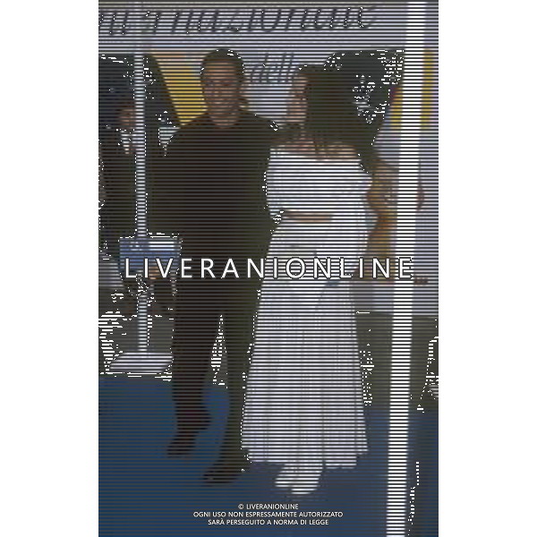 DIAP-RETROSPETTIVA ROSARIO TINDARO FIORELLO SHOWMAN-IMITATORE -COMICO E CANTANTE NELLA FOTO ROSARIO TINDARO FIORELLO CON LUANA COLUSSI ALLA PREMIAZIONE DEI TELEGATTI MILANO NELL\'ANNO 1994 AG ALDO LIVERANI SAS  