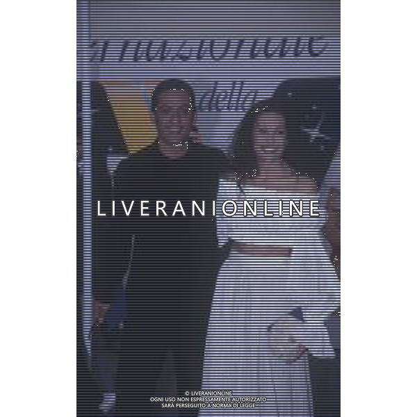 DIAP-RETROSPETTIVA ROSARIO TINDARO FIORELLO SHOWMAN-IMITATORE -COMICO E CANTANTE NELLA FOTO ROSARIO TINDARO FIORELLO CON LUANA COLUSSI ALLA PREMIAZIONE DEI TELEGATTI MILANO NELL\'ANNO 1994 AG ALDO LIVERANI SAS  
