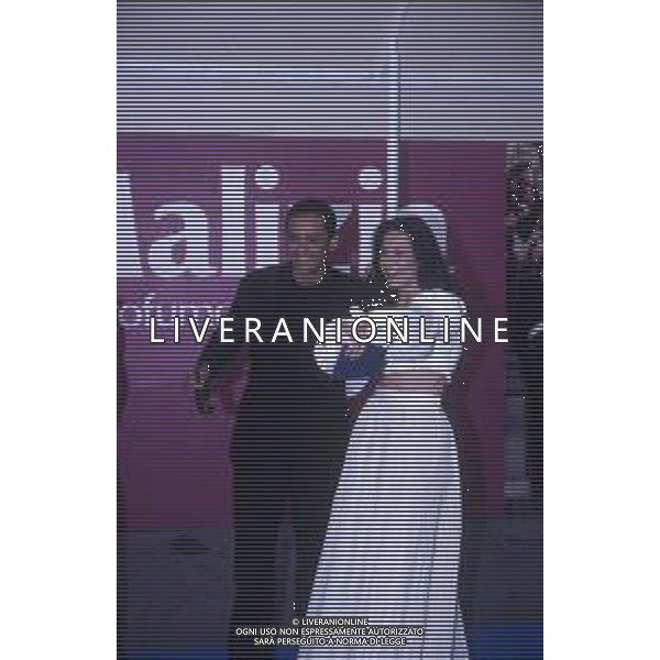 DIAP-RETROSPETTIVA ROSARIO TINDARO FIORELLO SHOWMAN-IMITATORE -COMICO E CANTANTE NELLA FOTO ROSARIO TINDARO FIORELLO CON LUANA COLUSSI ALLA PREMIAZIONE DEI TELEGATTI MILANO NELL\'ANNO 1994 AG ALDO LIVERANI SAS  