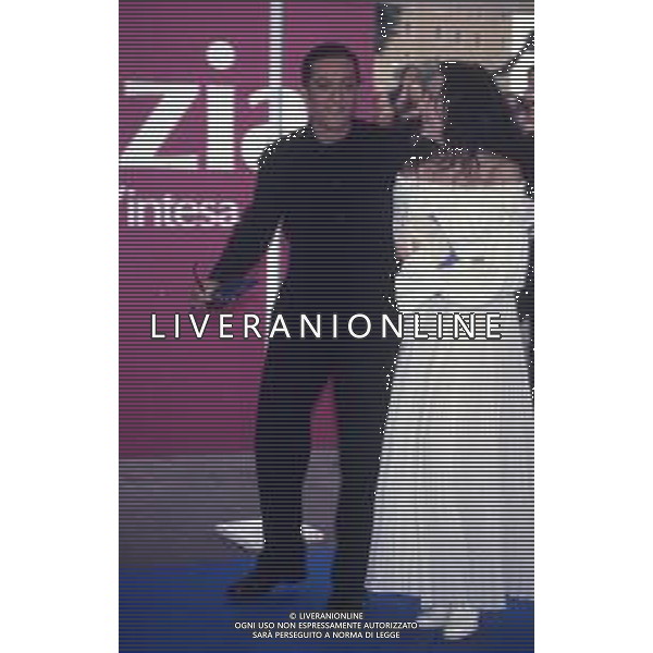 DIAP-RETROSPETTIVA ROSARIO TINDARO FIORELLO SHOWMAN-IMITATORE -COMICO E CANTANTE NELLA FOTO ROSARIO TINDARO FIORELLO CON LUANA COLUSSI ALLA PREMIAZIONE DEI TELEGATTI MILANO NELL\'ANNO 1994 AG ALDO LIVERANI SAS  