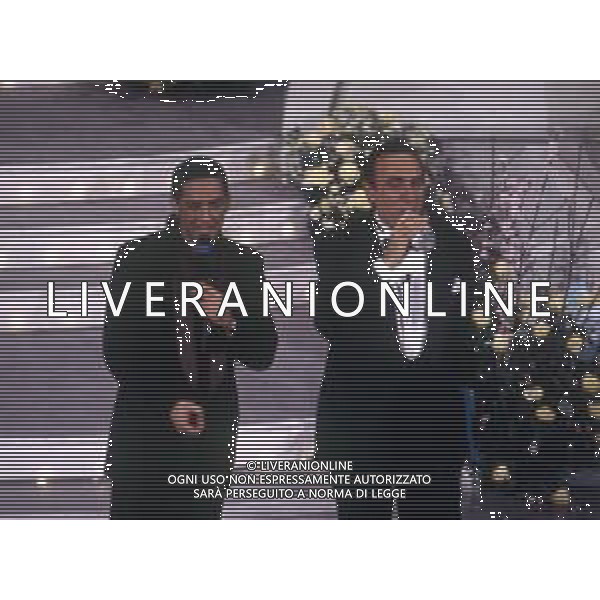 DIAP-RETROSPETTIVA ROSARIO TINDARO FIORELLO SHOWMAN-IMITATORE -COMICO E CANTANTE NELLA FOTO ROSARIO TINDARO FIORELLO NELL\'ANNO 1995 A SANREMO CON PIPPO BAUDO AG ALDO LIVERANI SAS  