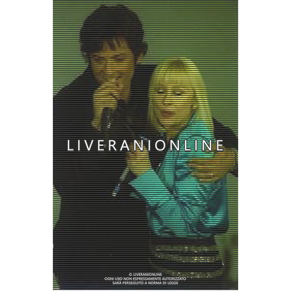 NEG COL- RETROSPETTIVA ROSARIO TINDARO FIORELLO SHOWMAN-IMITATORE -COMICO E CANTANTE NELLA FOTO ROSARIO TINDARO FIORELLO CON RAFFAELLA CARRA\'A SANREMO NELL\'ANNO 2002 AG ALDO LIVERANI SAS 