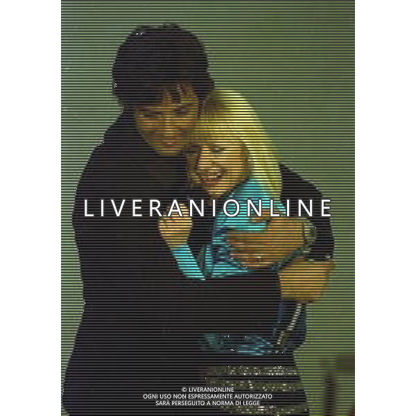 NEG COL- RETROSPETTIVA ROSARIO TINDARO FIORELLO SHOWMAN-IMITATORE -COMICO E CANTANTE NELLA FOTO ROSARIO TINDARO FIORELLO CON RAFFAELLA CARRA\'A SANREMO NELL\'ANNO 2002 AG ALDO LIVERANI SAS 