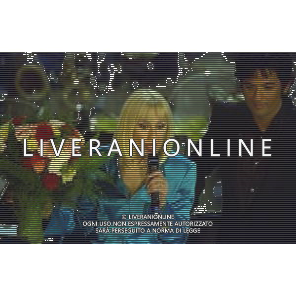 NEG COL- RETROSPETTIVA ROSARIO TINDARO FIORELLO SHOWMAN-IMITATORE -COMICO E CANTANTE NELLA FOTO ROSARIO TINDARO FIORELLO CON RAFFAELLA CARRA\'A SANREMO NELL\'ANNO 2002 AG ALDO LIVERANI SAS  
