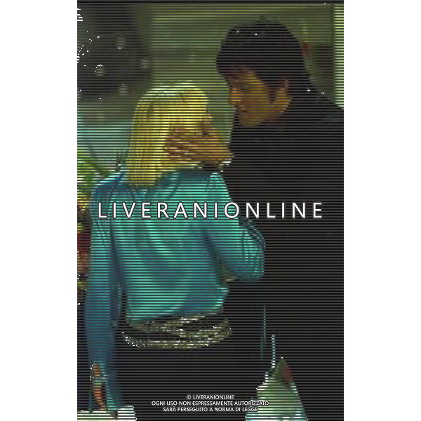 NEG COL- RETROSPETTIVA ROSARIO TINDARO FIORELLO SHOWMAN-IMITATORE -COMICO E CANTANTE NELLA FOTO ROSARIO TINDARO FIORELLO CON RAFFAELLA CARRA\'A SANREMO NELL\'ANNO 2002 AG ALDO LIVERANI SAS 