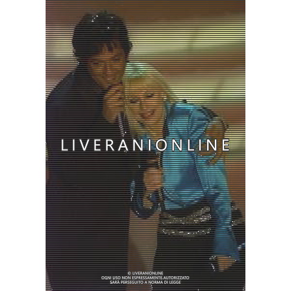 NEG COL- RETROSPETTIVA ROSARIO TINDARO FIORELLO SHOWMAN-IMITATORE -COMICO E CANTANTE NELLA FOTO ROSARIO TINDARO FIORELLO CON RAFFAELLA CARRA\'A SANREMO NELL\'ANNO 2002 AG ALDO LIVERANI SAS 