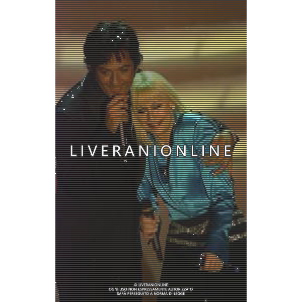 NEG COL- RETROSPETTIVA ROSARIO TINDARO FIORELLO SHOWMAN-IMITATORE -COMICO E CANTANTE NELLA FOTO ROSARIO TINDARO FIORELLO CON RAFFAELLA CARRA\'A SANREMO NELL\'ANNO 2002 AG ALDO LIVERANI SAS  