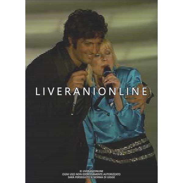 NEG COL- RETROSPETTIVA ROSARIO TINDARO FIORELLO SHOWMAN-IMITATORE -COMICO E CANTANTE NELLA FOTO ROSARIO TINDARO FIORELLO CON RAFFAELLA CARRA\'A SANREMO NELL\'ANNO 2002 AG ALDO LIVERANI SAS 