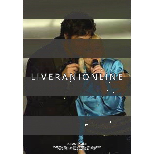 NEG COL- RETROSPETTIVA ROSARIO TINDARO FIORELLO SHOWMAN-IMITATORE -COMICO E CANTANTE NELLA FOTO ROSARIO TINDARO FIORELLO CON RAFFAELLA CARRA\'A SANREMO NELL\'ANNO 2002 AG ALDO LIVERANI SAS 