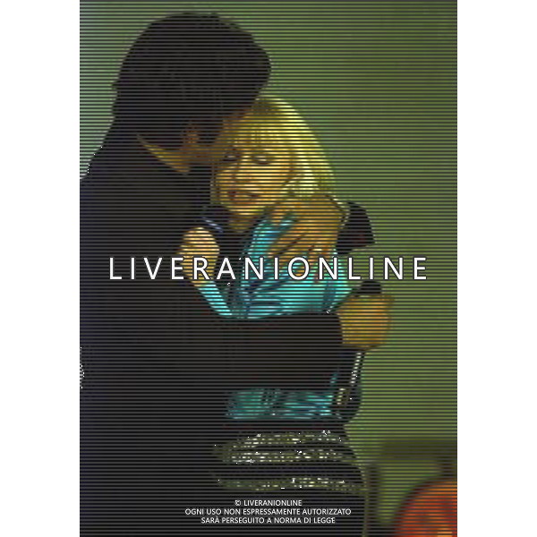 NEG COL- RETROSPETTIVA ROSARIO TINDARO FIORELLO SHOWMAN-IMITATORE -COMICO E CANTANTE NELLA FOTO ROSARIO TINDARO FIORELLO CON RAFFAELLA CARRA\'A SANREMO NELL\'ANNO 2002 AG ALDO LIVERANI SAS 