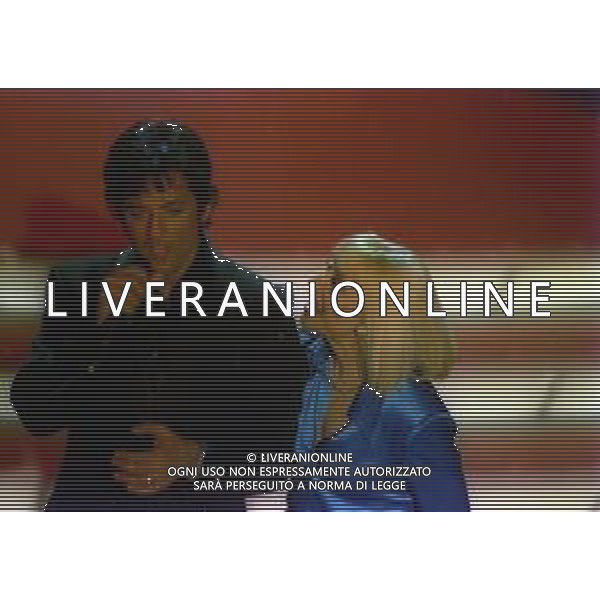 NEG COL- RETROSPETTIVA ROSARIO TINDARO FIORELLO SHOWMAN-IMITATORE -COMICO E CANTANTE NELLA FOTO ROSARIO TINDARO FIORELLO CON RAFFAELLA CARRA\'A SANREMO NELL\'ANNO 2002 AG ALDO LIVERANI SAS 