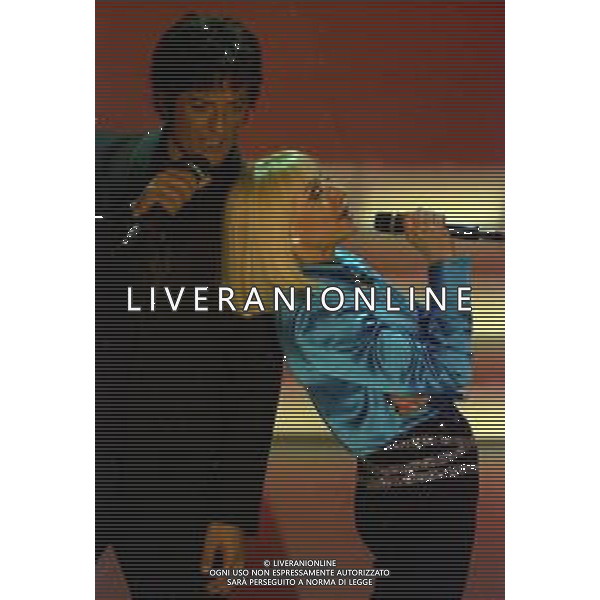 NEG COL- RETROSPETTIVA ROSARIO TINDARO FIORELLO SHOWMAN-IMITATORE -COMICO E CANTANTE NELLA FOTO ROSARIO TINDARO FIORELLO CON RAFFAELLA CARRA\'A SANREMO NELL\'ANNO 2002 AG ALDO LIVERANI SAS 