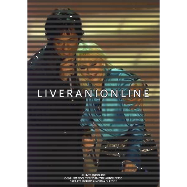 NEG COL- RETROSPETTIVA ROSARIO TINDARO FIORELLO SHOWMAN-IMITATORE -COMICO E CANTANTE NELLA FOTO ROSARIO TINDARO FIORELLO CON RAFFAELLA CARRA\'A SANREMO NELL\'ANNO 2002 AG ALDO LIVERANI SAS 