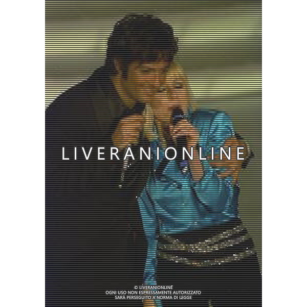 NEG COL- RETROSPETTIVA ROSARIO TINDARO FIORELLO SHOWMAN-IMITATORE -COMICO E CANTANTE NELLA FOTO ROSARIO TINDARO FIORELLO CON RAFFAELLA CARRA\'A SANREMO NELL\'ANNO 2002 AG ALDO LIVERANI SAS 