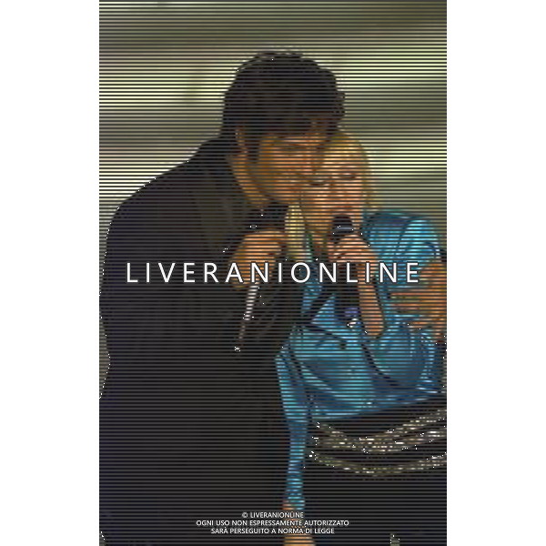 NEG COL- RETROSPETTIVA ROSARIO TINDARO FIORELLO SHOWMAN-IMITATORE -COMICO E CANTANTE NELLA FOTO ROSARIO TINDARO FIORELLO CON RAFFAELLA CARRA\'A SANREMO NELL\'ANNO 2002 AG ALDO LIVERANI SAS 