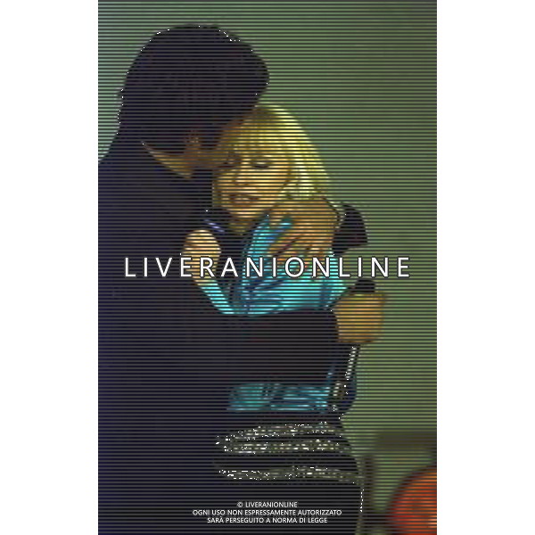 NEG COL- RETROSPETTIVA ROSARIO TINDARO FIORELLO SHOWMAN-IMITATORE -COMICO E CANTANTE NELLA FOTO ROSARIO TINDARO FIORELLO CON RAFFAELLA CARRA\'A SANREMO NELL\'ANNO 2002 AG ALDO LIVERANI SAS 