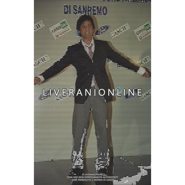 NEG COL- RETROSPETTIVA ROSARIO TINDARO FIORELLO SHOWMAN-IMITATORE -COMICO E CANTANTE NELLA FOTO ROSARIO TINDARO FIORELLO A SANREMO NELL\'ANNO 2002 AG ALDO LIVERANI SAS 