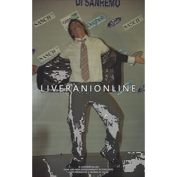 NEG COL- RETROSPETTIVA ROSARIO TINDARO FIORELLO SHOWMAN-IMITATORE -COMICO E CANTANTE NELLA FOTO ROSARIO TINDARO FIORELLO A SANREMO NELL\'ANNO 2002 AG ALDO LIVERANI SAS 