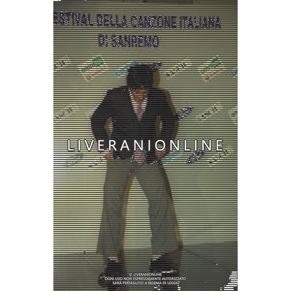 NEG COL- RETROSPETTIVA ROSARIO TINDARO FIORELLO SHOWMAN-IMITATORE -COMICO E CANTANTE NELLA FOTO ROSARIO TINDARO FIORELLO A SANREMO NELL\'ANNO 2002 AG ALDO LIVERANI SAS 