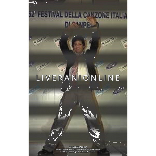 NEG COL- RETROSPETTIVA ROSARIO TINDARO FIORELLO SHOWMAN-IMITATORE -COMICO E CANTANTE NELLA FOTO ROSARIO TINDARO FIORELLO A SANREMO NELL\'ANNO 2002 AG ALDO LIVERANI SAS 