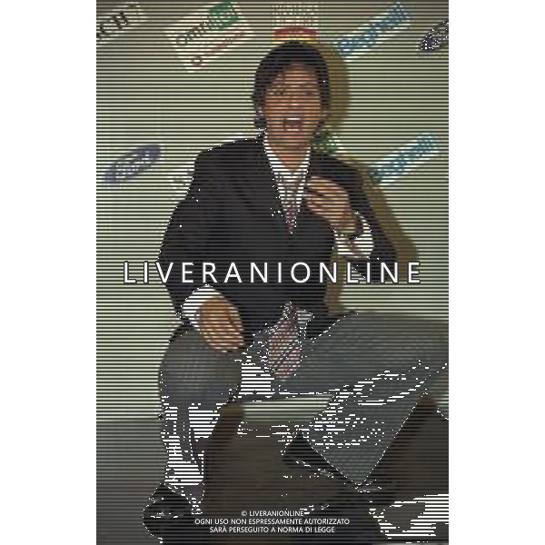 NEG COL- RETROSPETTIVA ROSARIO TINDARO FIORELLO SHOWMAN-IMITATORE -COMICO E CANTANTE NELLA FOTO ROSARIO TINDARO FIORELLO A SANREMO NELL\'ANNO 2002 AG ALDO LIVERANI SAS 