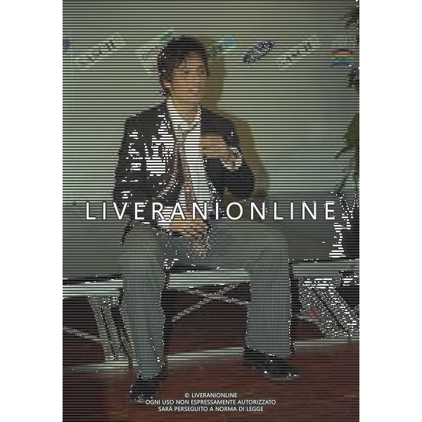 NEG COL- RETROSPETTIVA ROSARIO TINDARO FIORELLO SHOWMAN-IMITATORE -COMICO E CANTANTE NELLA FOTO ROSARIO TINDARO FIORELLO A SANREMO NELL\'ANNO 2002 AG ALDO LIVERANI SAS 