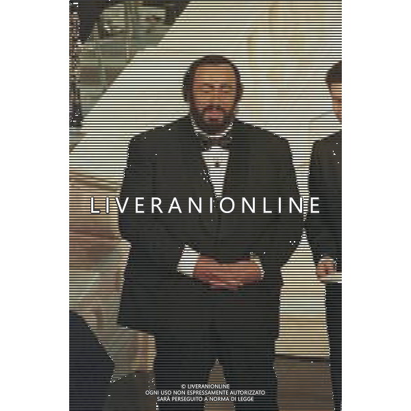Neg Col- RETROSPETTIVA LUCIANO PAVAROTTI TENORE NELLA FOTO PRESENTA IL 50mo FESTIVAL DI SANREMO - FEBBRAIO 2000 AG ALDO LIVERANI SAS