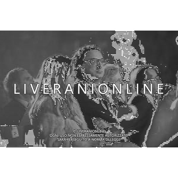 Neg- RETROSPETTIVA LUCIANO PAVAROTTI TENORE IN CONCERTO NELL\'ANNO 1986 NELLA FOTO IL MINISTRO GIANNI DE MICHELIS TRA IL PUBBLICO AG ALDO LIVERANI SAS