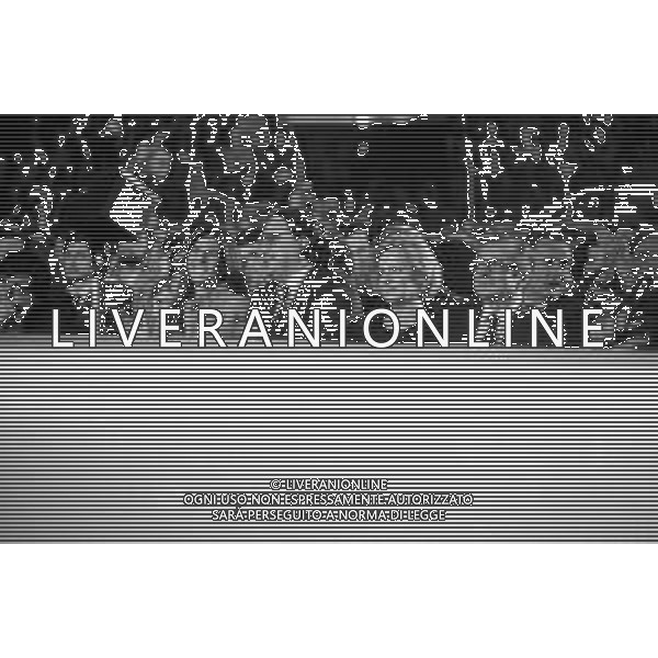 Neg- RETROSPETTIVA LUCIANO PAVAROTTI TENORE IN CONCERTO NELL\'ANNO 1986 NELLA FOTO IL MINISTRO GIANNI DE MICHELIS TRA IL PUBBLICO AG ALDO LIVERANI SAS