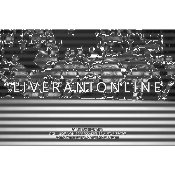 Neg- RETROSPETTIVA LUCIANO PAVAROTTI TENORE IN CONCERTO NELL\'ANNO 1986 NELLA FOTO IL MINISTRO GIANNI DE MICHELIS TRA IL PUBBLICO AG ALDO LIVERANI SAS