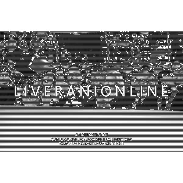 Neg- RETROSPETTIVA LUCIANO PAVAROTTI TENORE IN CONCERTO NELL\'ANNO 1986 NELLA FOTO IL MINISTRO GIANNI DE MICHELIS TRA IL PUBBLICO AG ALDO LIVERANI SAS