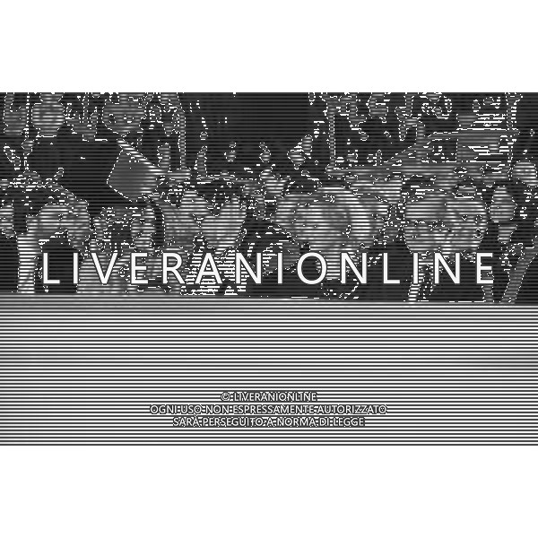 Neg- RETROSPETTIVA LUCIANO PAVAROTTI TENORE IN CONCERTO NELL\'ANNO 1986 NELLA FOTO IL MINISTRO GIANNI DE MICHELIS TRA IL PUBBLICO AG ALDO LIVERANI SAS