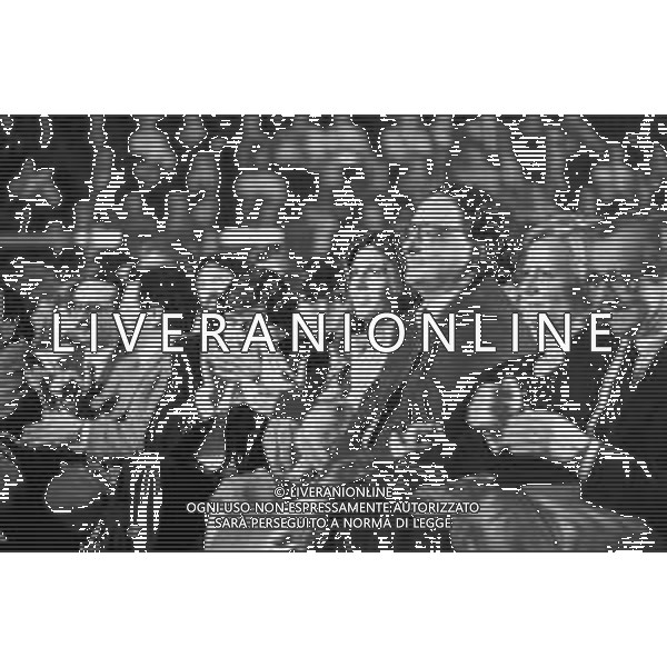 Neg- RETROSPETTIVA LUCIANO PAVAROTTI TENORE IN CONCERTO NELL\'ANNO 1986 NELLA FOTO IL MINISTRO GIANNI DE MICHELIS TRA IL PUBBLICO AG ALDO LIVERANI SAS