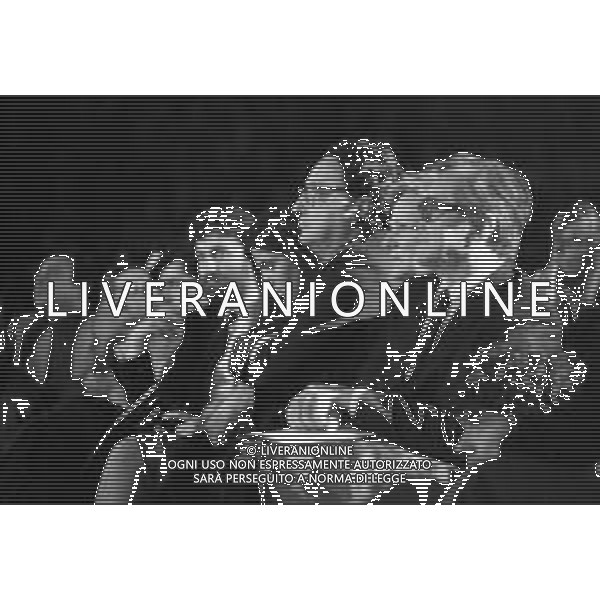 Neg- RETROSPETTIVA LUCIANO PAVAROTTI TENORE IN CONCERTO NELL\'ANNO 1986 NELLA FOTO IL MINISTRO GIANNI DE MICHELIS TRA IL PUBBLICO AG ALDO LIVERANI SAS