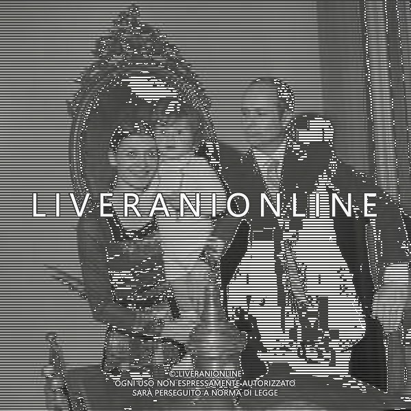NEG-RETROSPETTIVA CARLA FRACCI BALLERINA NELLA FOTO CARLA FRACCI A MILANO NEL 1971 CON IL MARITO BEPPE MENEGATTI E IL FIGLIO AG ALDO LIVERANI SAS 